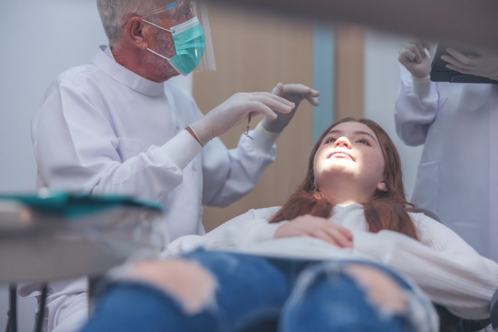 Dental Implants vs Dental Veneers - All You Need To Know
